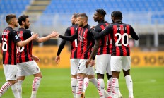 包含AC米兰强势扳倒对手，追平积分榜的词条
