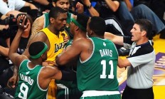 九游体育网页版入口-篮球比赛中出现激烈对抗，引发热议