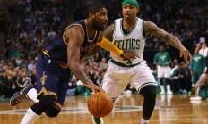 九游体育-骑士队主教练因病辞职，球队陷入危机