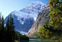 射击选手决赛再创佳绩，瞄准命中中靶心