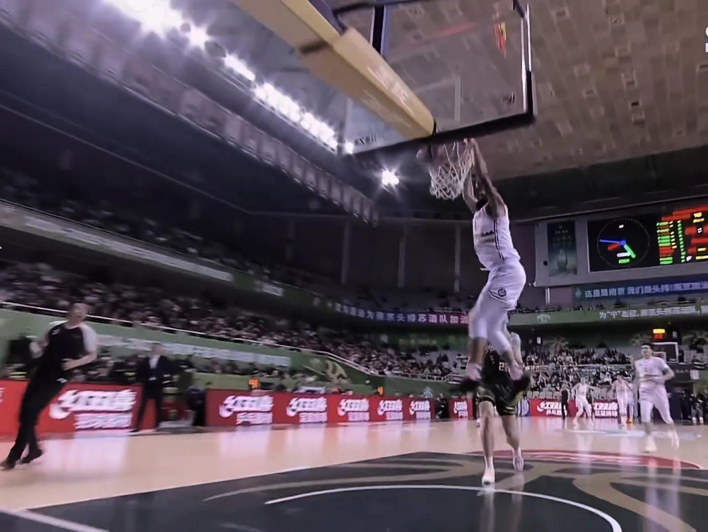 北京队客场遭受逆转，失去比赛优势