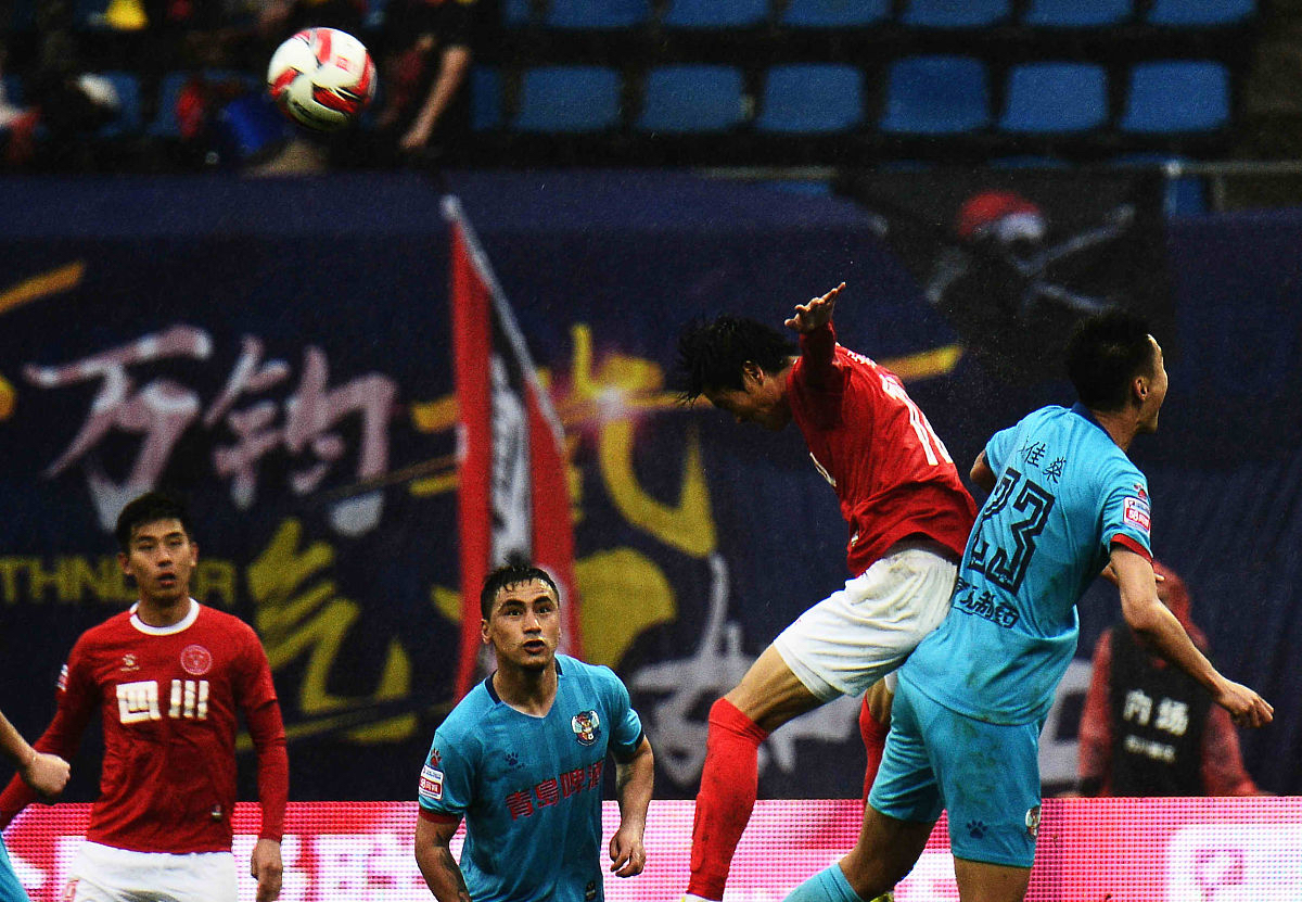 球员们在场上全神贯注，奋力拼搏争取胜利