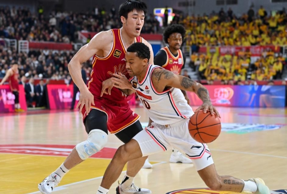 外援表现抢眼，带领球队在CBA赛场上大放光彩