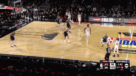 包含雄鹿主场惊险取胜，完美保持主场不败的词条