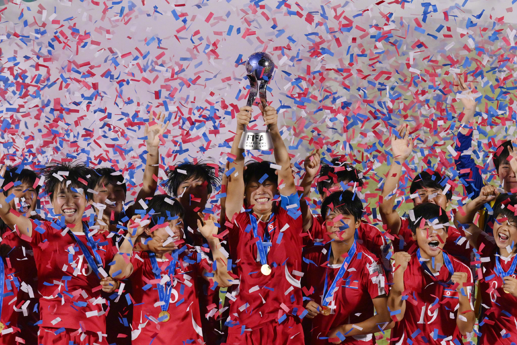 胜利在望的足球赛场，女队勇往直前