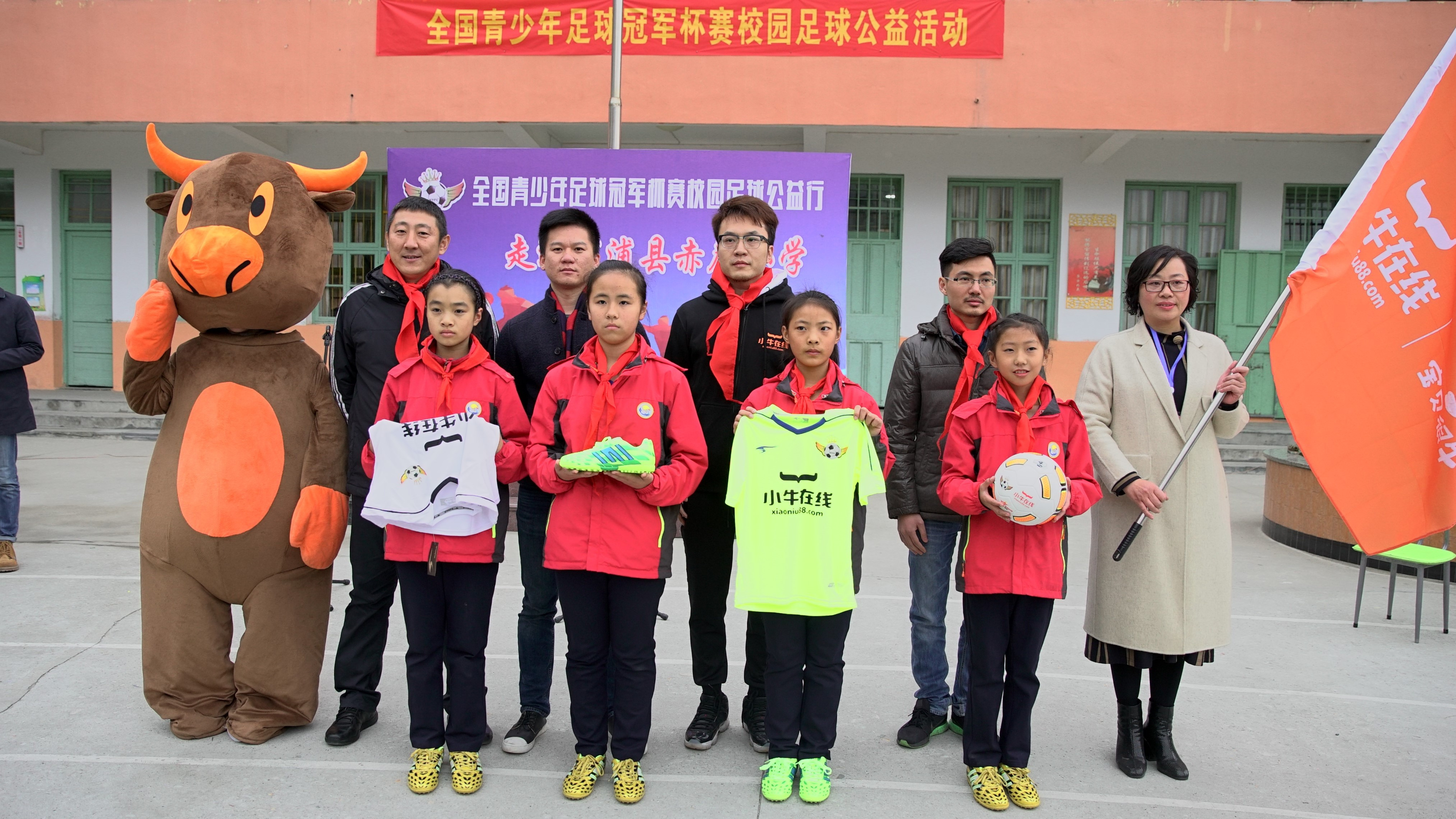 胜利在望的足球赛场，女队勇往直前