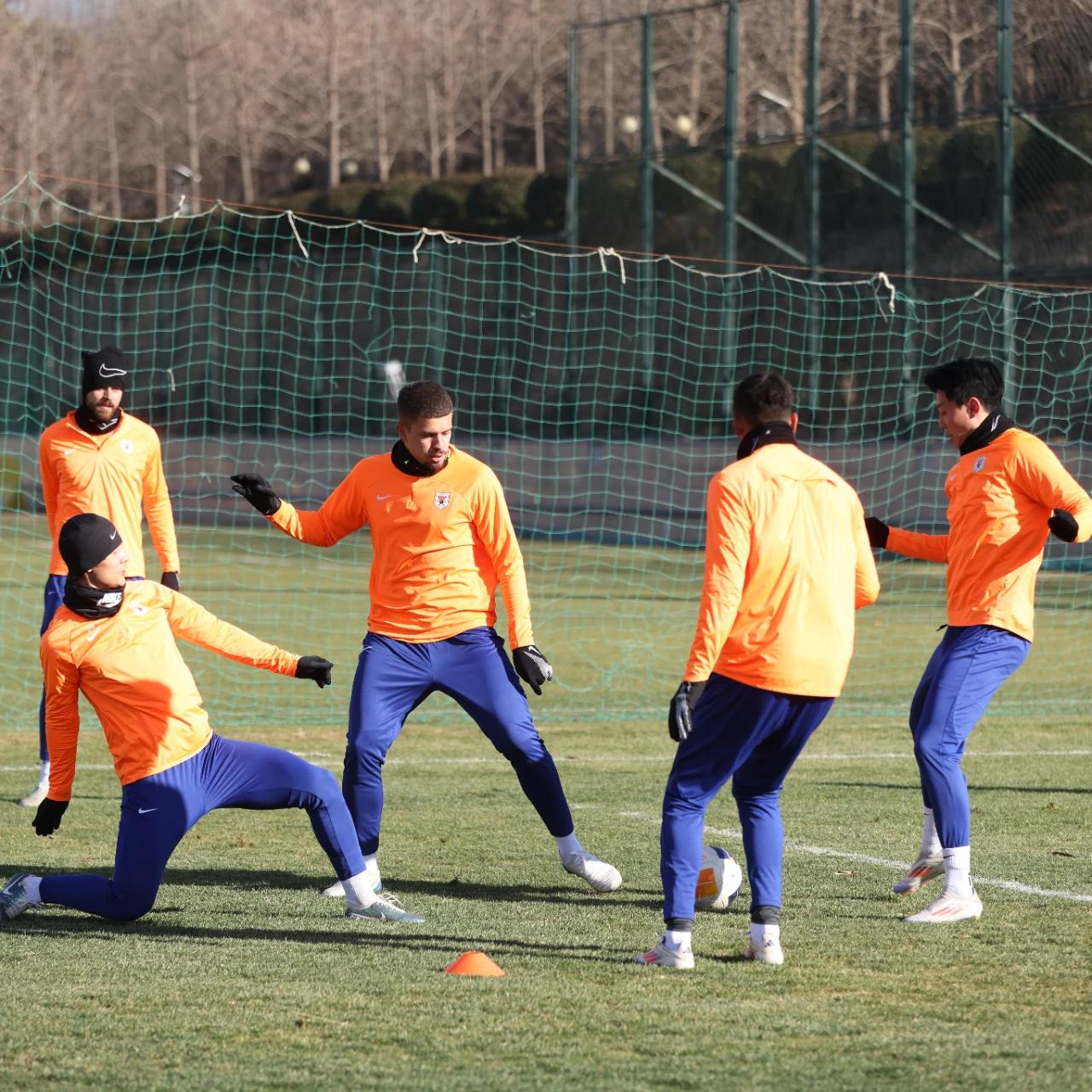 比赛场上球员如战将般勇猛，奋勇争先