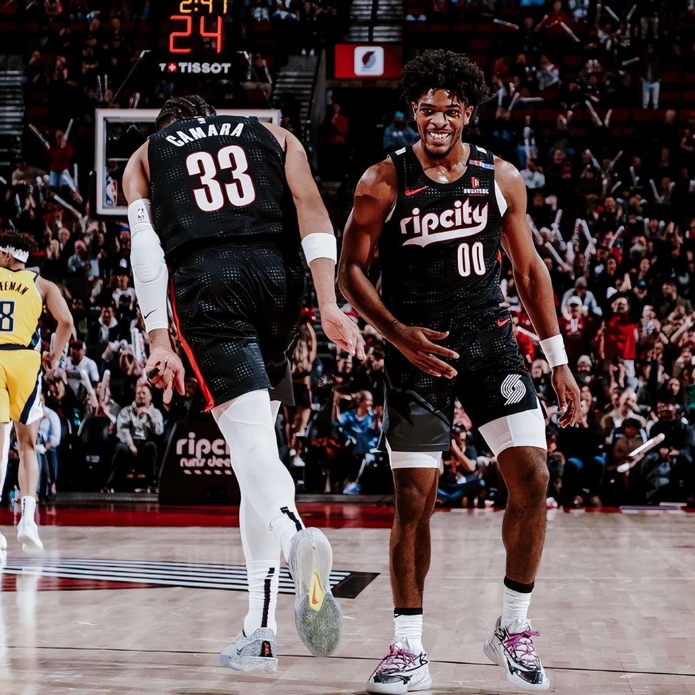 开拓者喜迎连胜！利拉德和麦科勒姆发挥出色