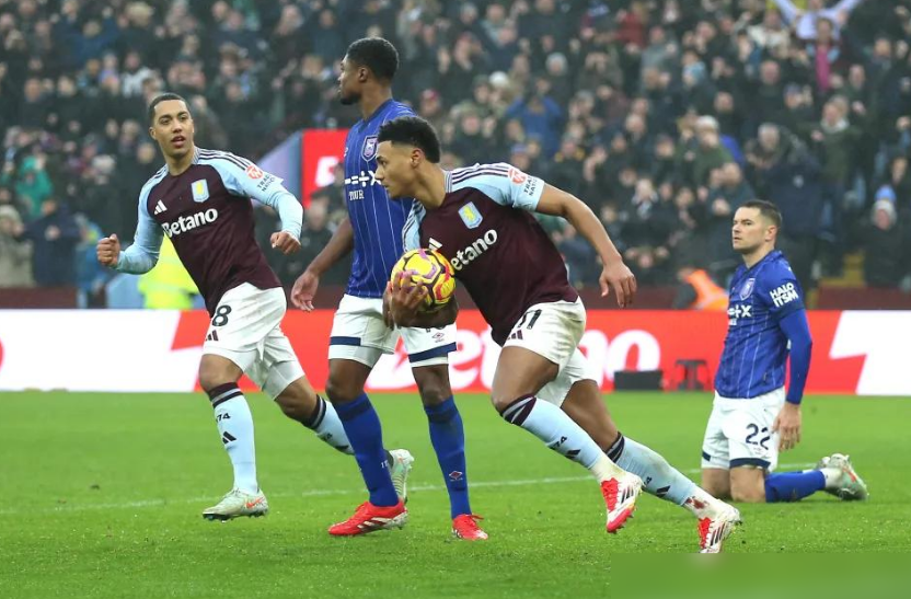 包含纽卡斯尔主场战平阿斯顿维拉，暂时缓解保级压力，迎来平局安慰的词条