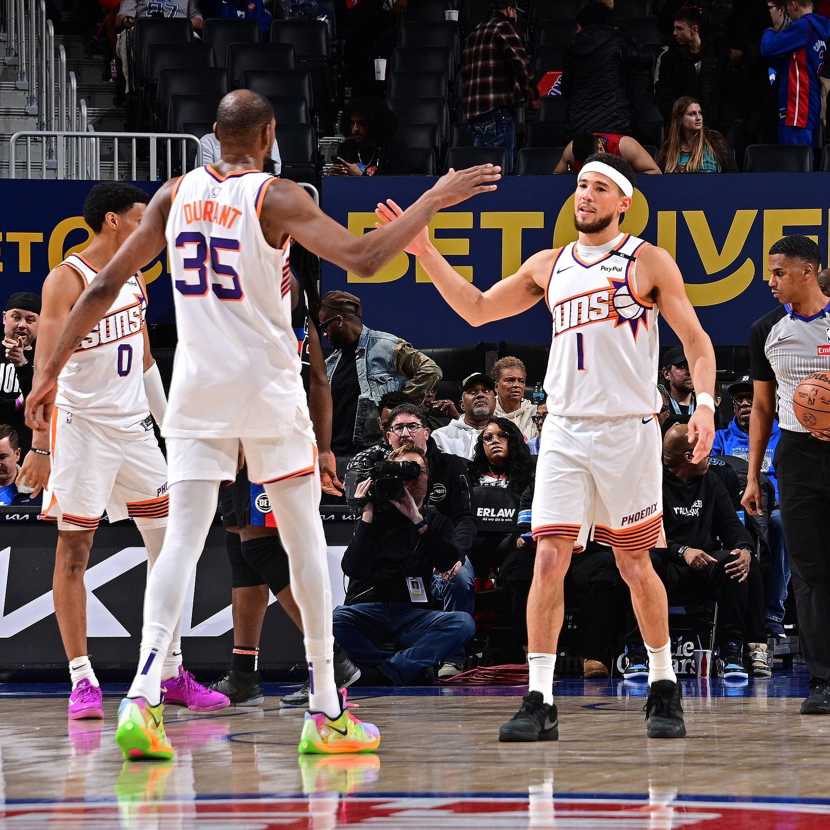 包含美国球队胜出，晋级半决赛，向冠军发起冲击的词条