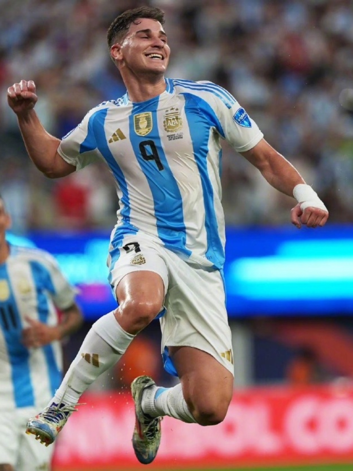 包含美国球队胜出，晋级半决赛，向冠军发起冲击的词条