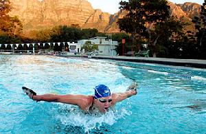 包含南非男子游泳表现抢眼，一路领先的词条