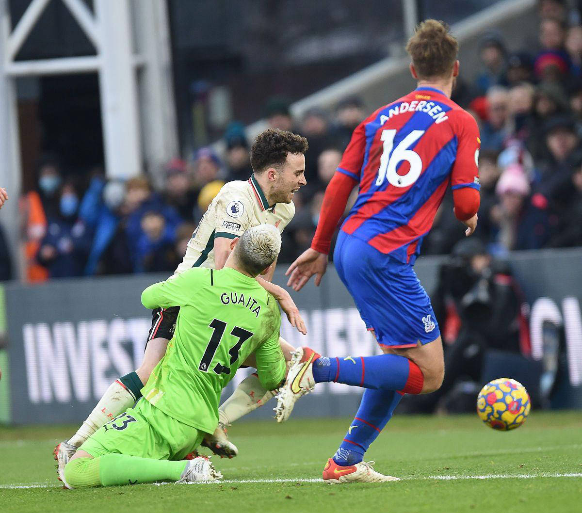 水晶宫中场频繁传球失误，导致失败的简单介绍