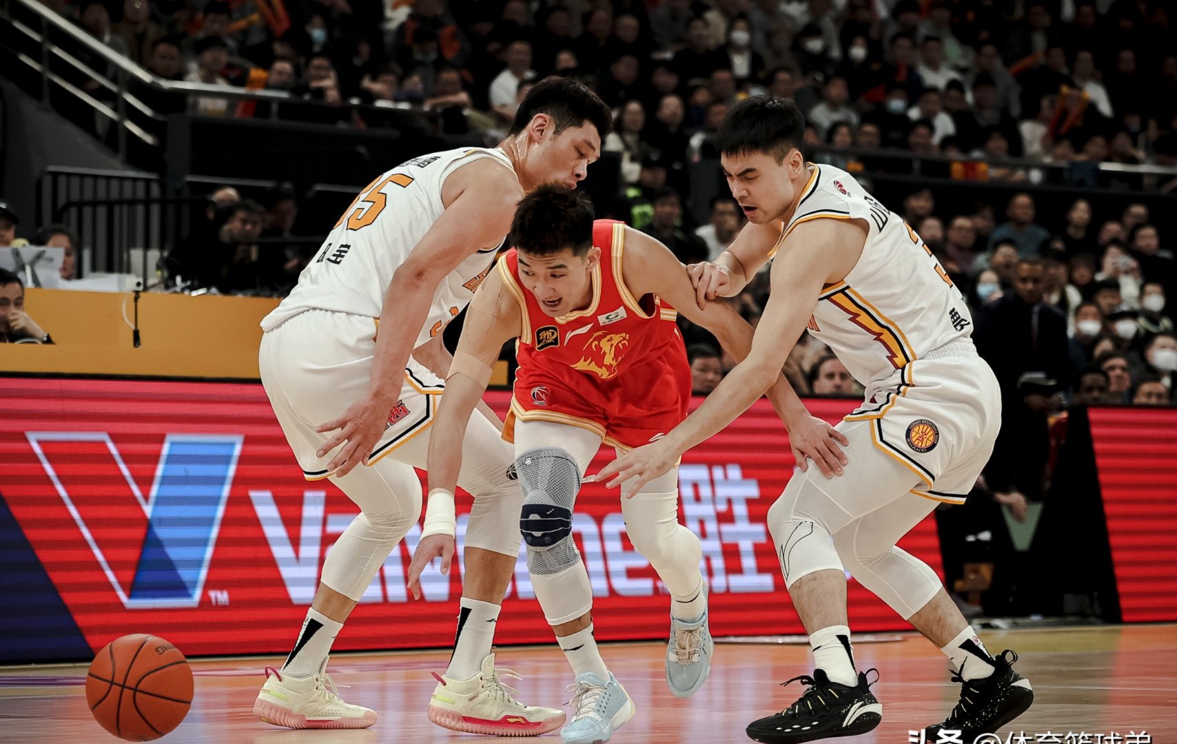 篮球场上风云再起，豪强争霸场面壮观