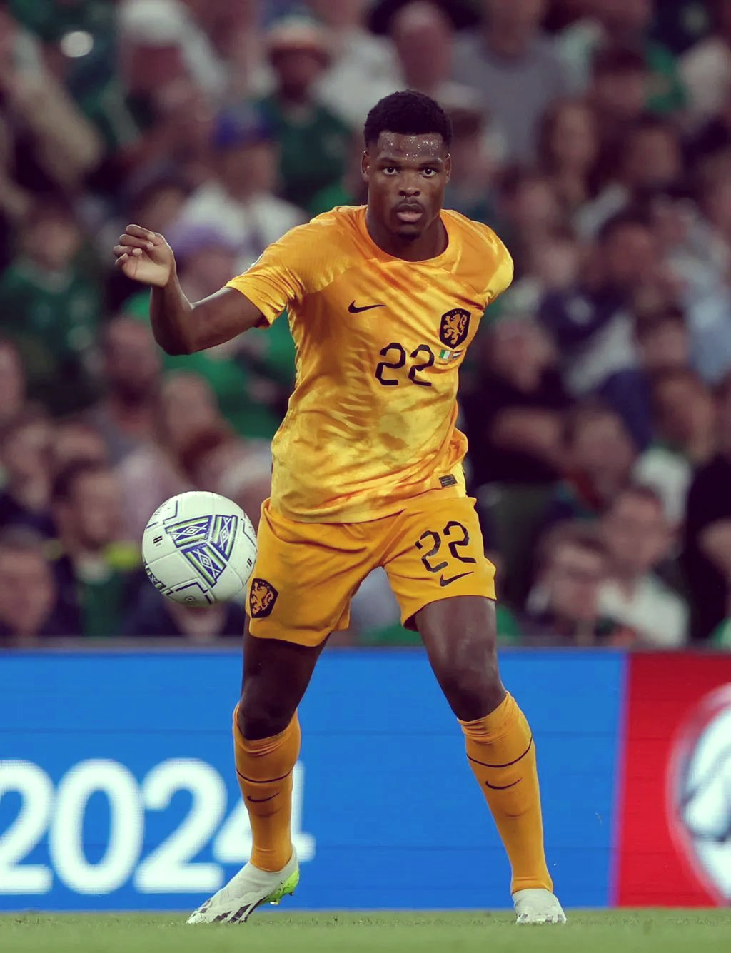 荷兰演绎逆转之战，成功晋级欧预赛半决赛的简单介绍