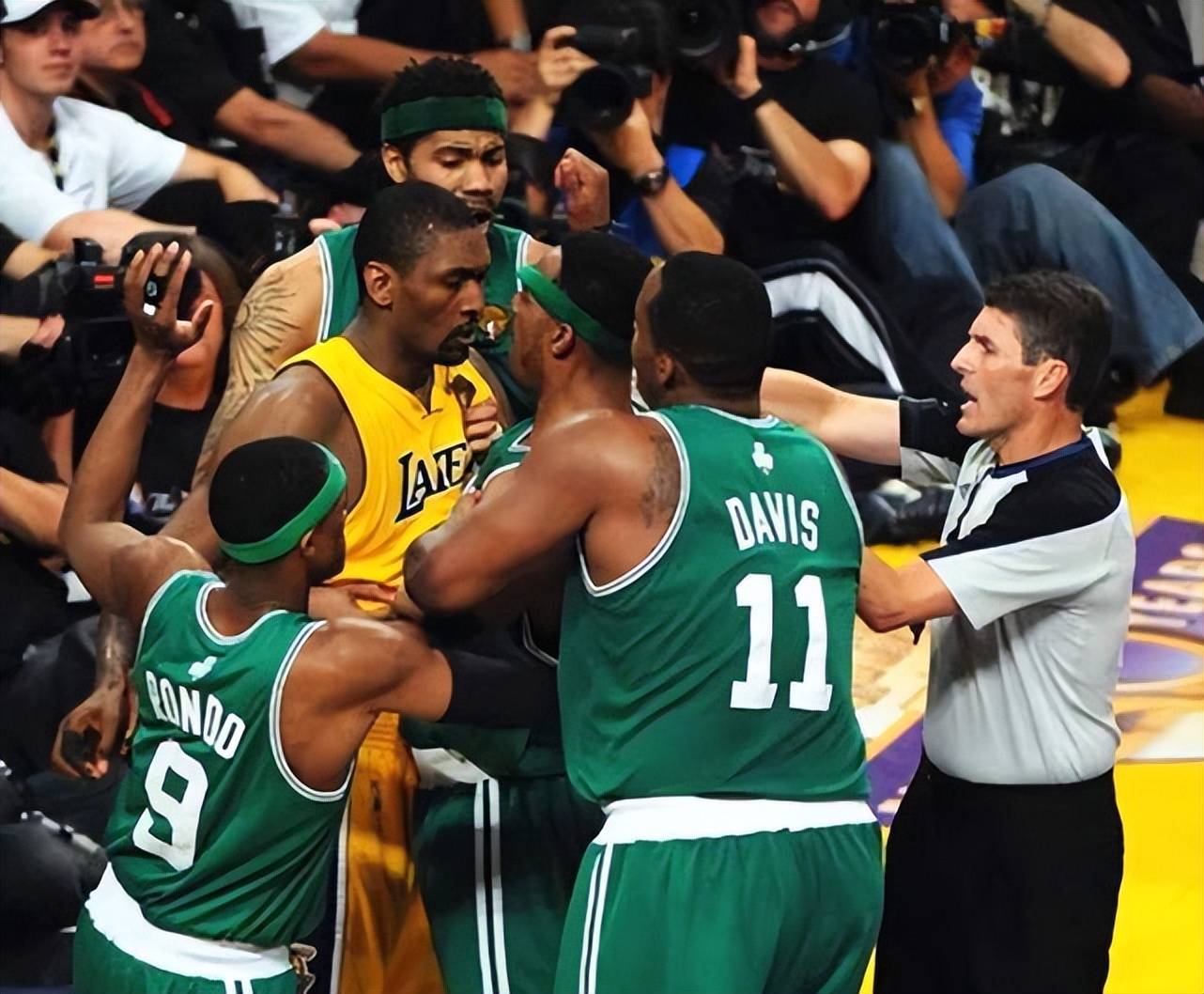 篮球比赛中出现激烈对抗，引发热议