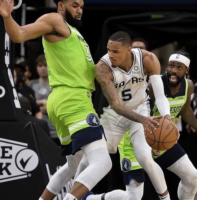 包含篮板王争夺战，唐斯和浓眉谁能占据优势？的词条