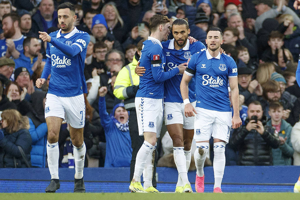 关于埃弗顿爆冷胜热刺，英超三强竞争更加激烈的信息