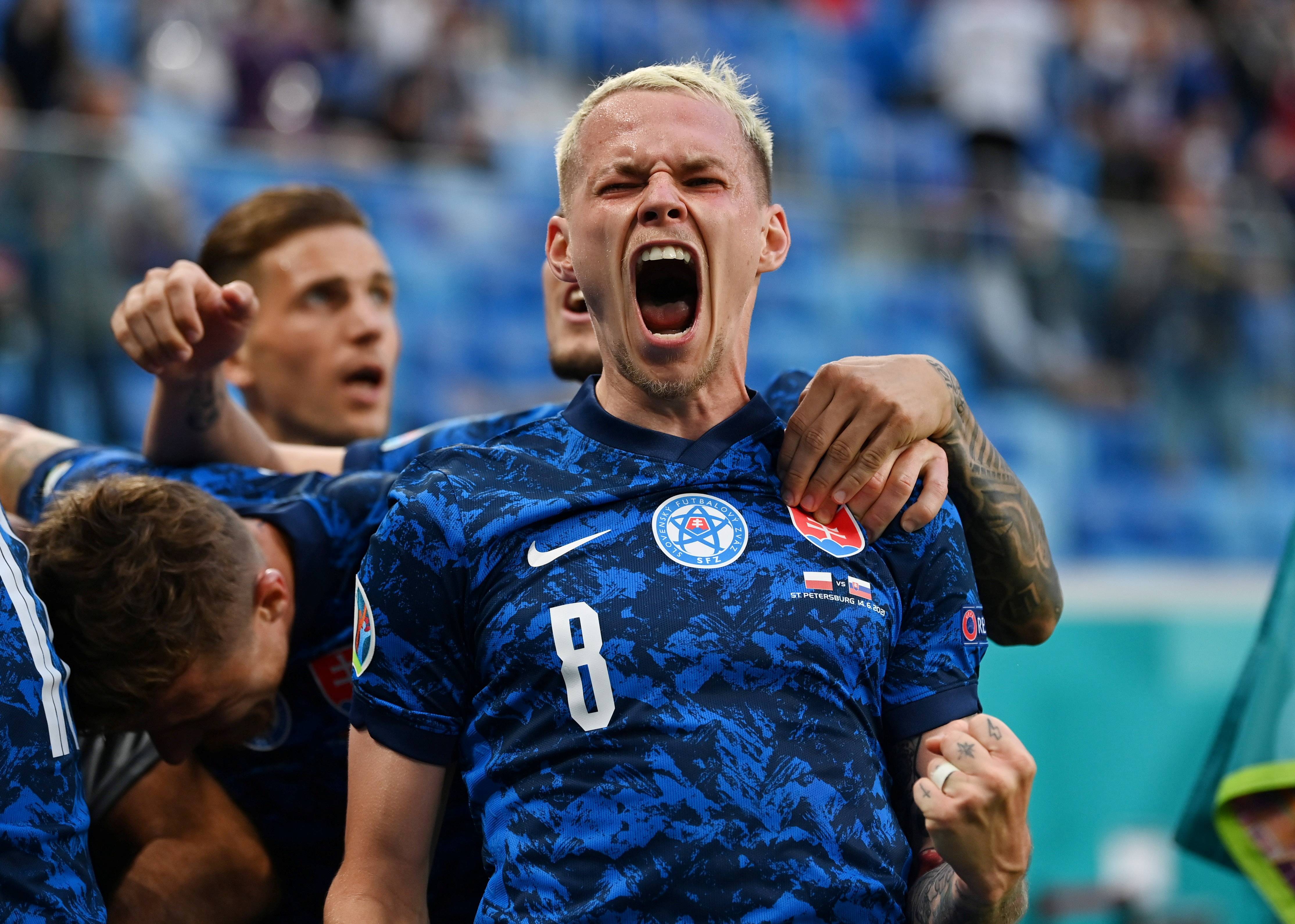 包含俄罗斯连续胜出，表现稳健领跑小组积分榜的词条