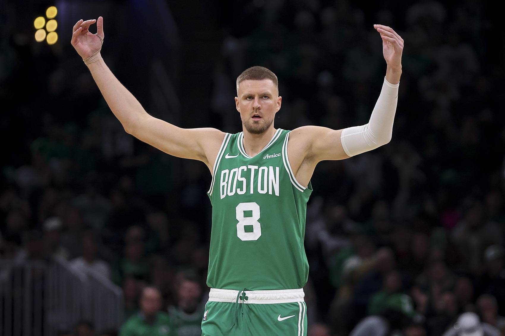 凯尔特人签下自由球员，加强内线实力以应对未来挑战的简单介绍