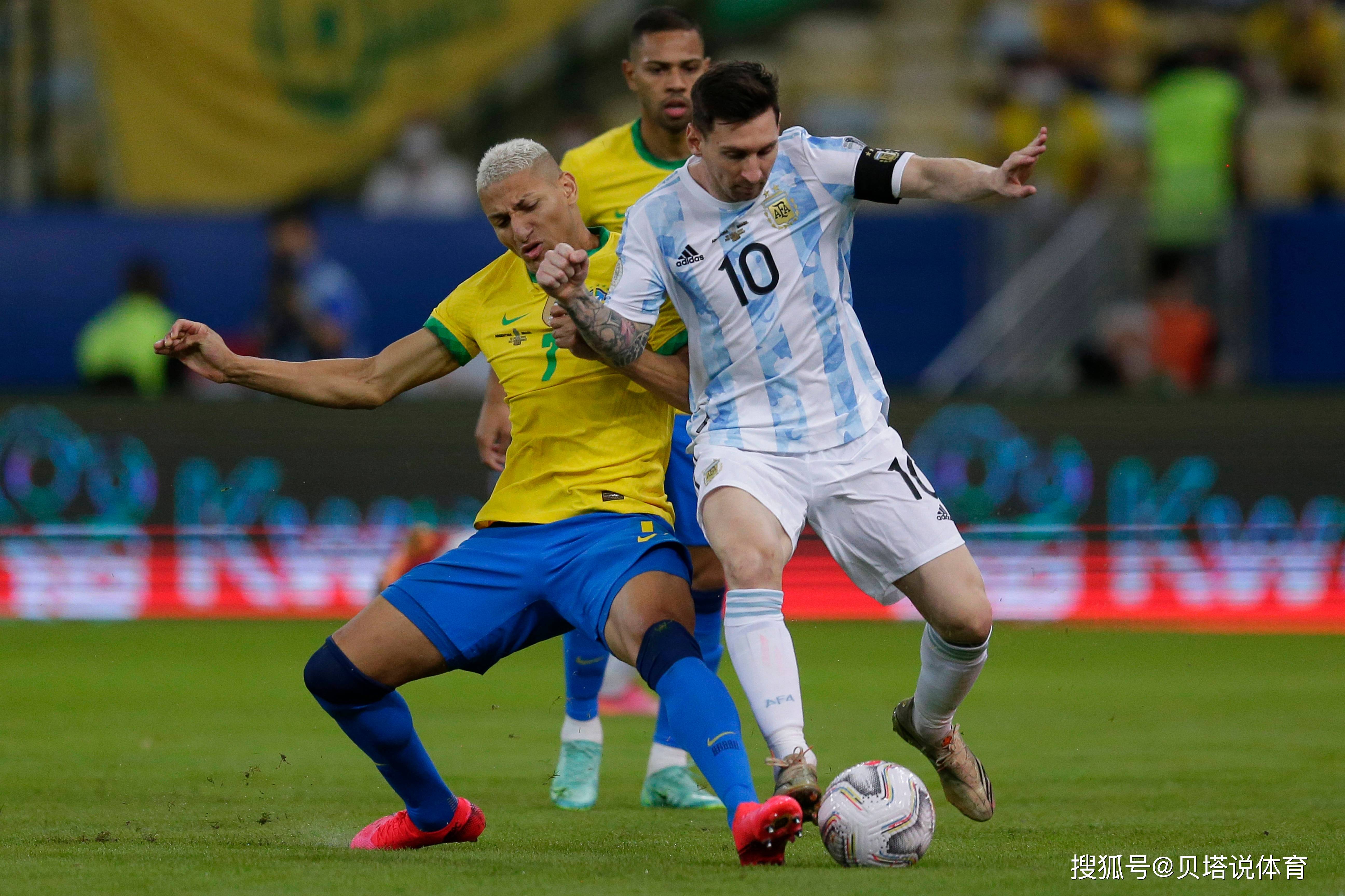 包含柏林赫塔主场战胜强敌，登顶积分榜的词条