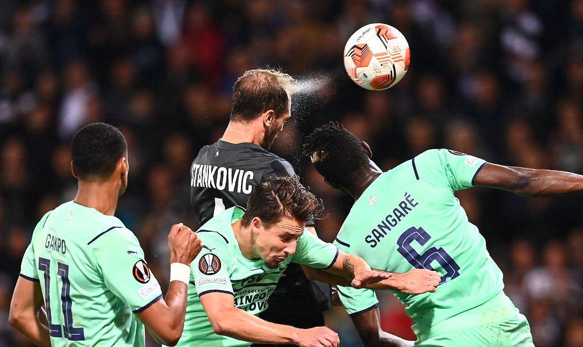 包含柏林赫塔主场战胜强敌，登顶积分榜的词条