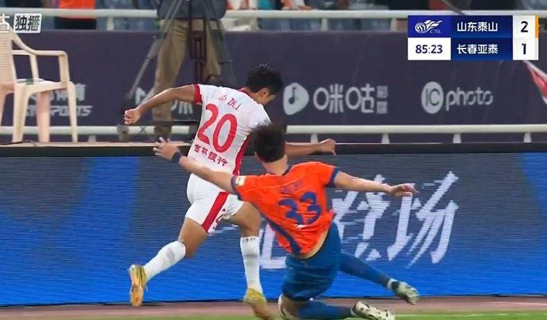 中场核心受伤，球队险胜对手