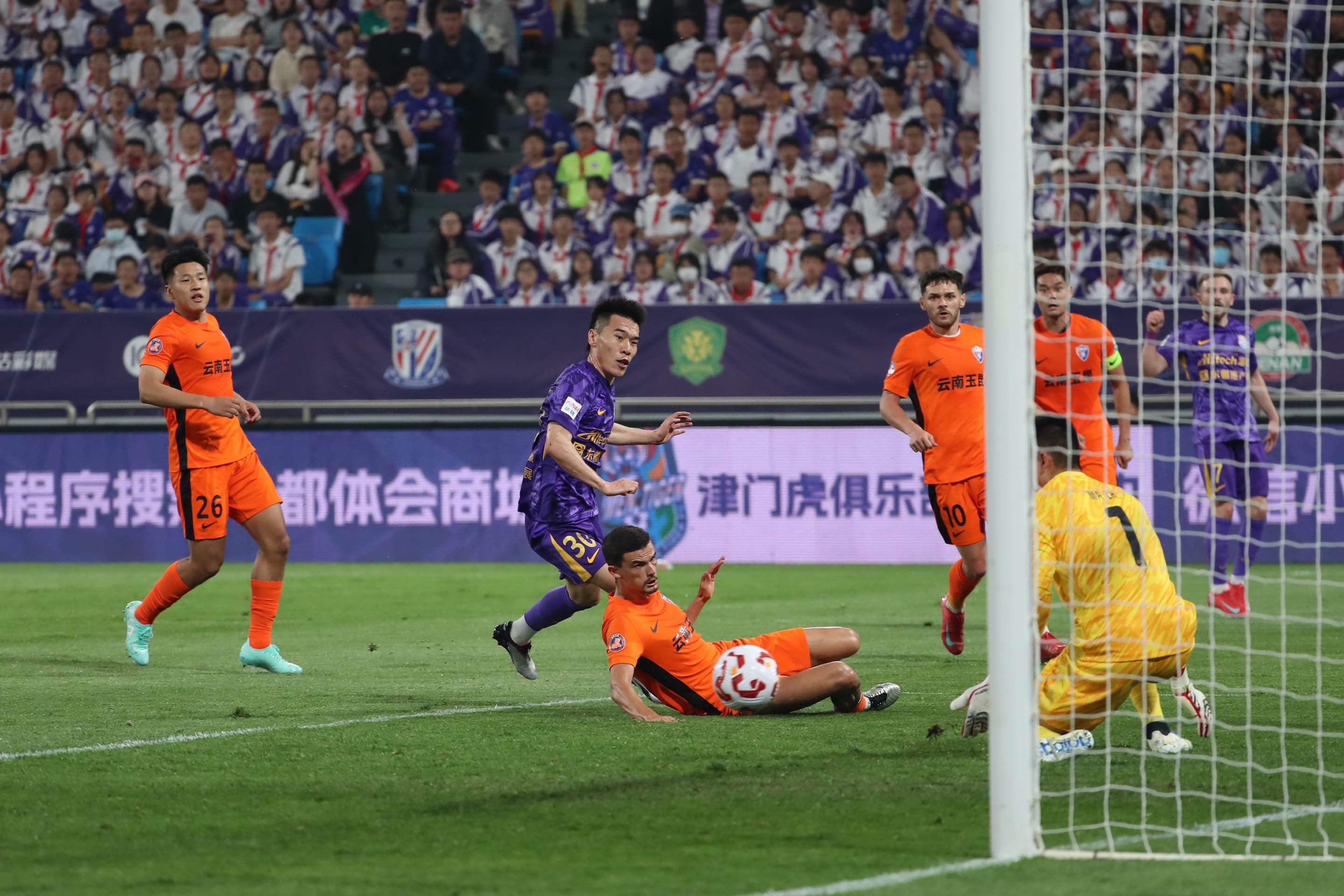 足球大赛现场热闹非凡，观众欢呼雀跃