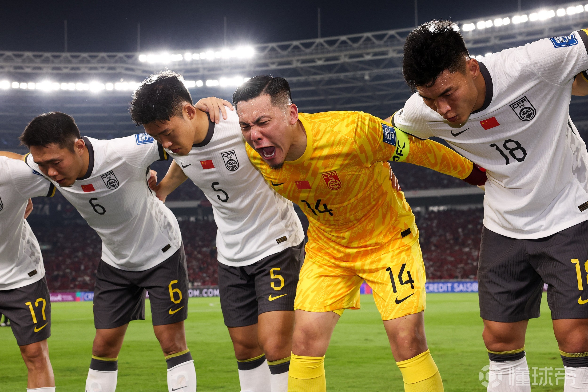 精彩争霸！球场上两队为胜利竭尽全力