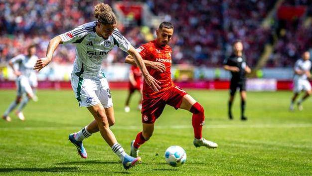 沙尔克队在与多特蒙德的比赛中取得胜利