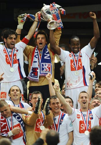 里昂球队在客场比赛中踢出精彩战术