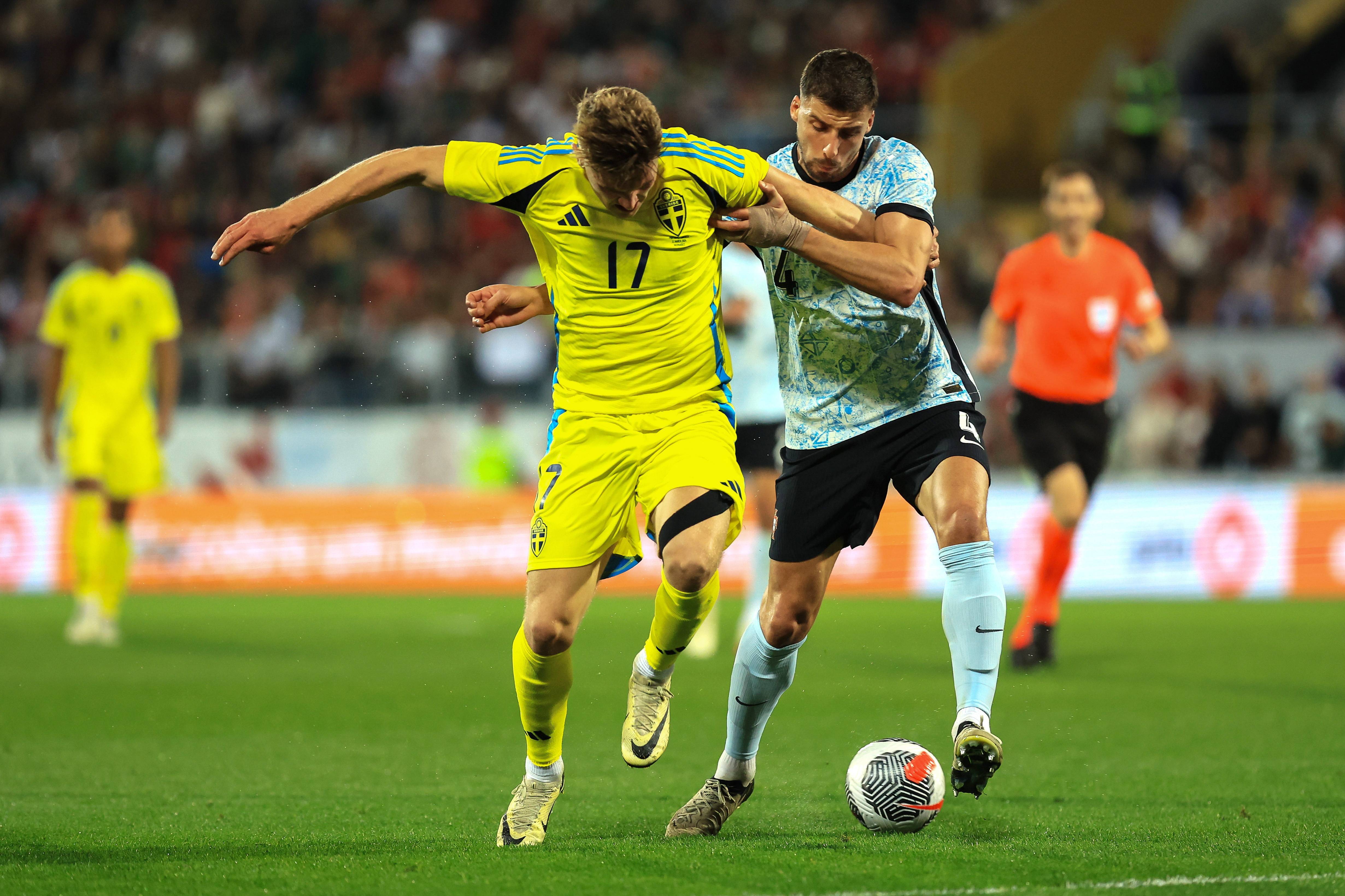 紧张激烈的足球比赛掀开帷幕