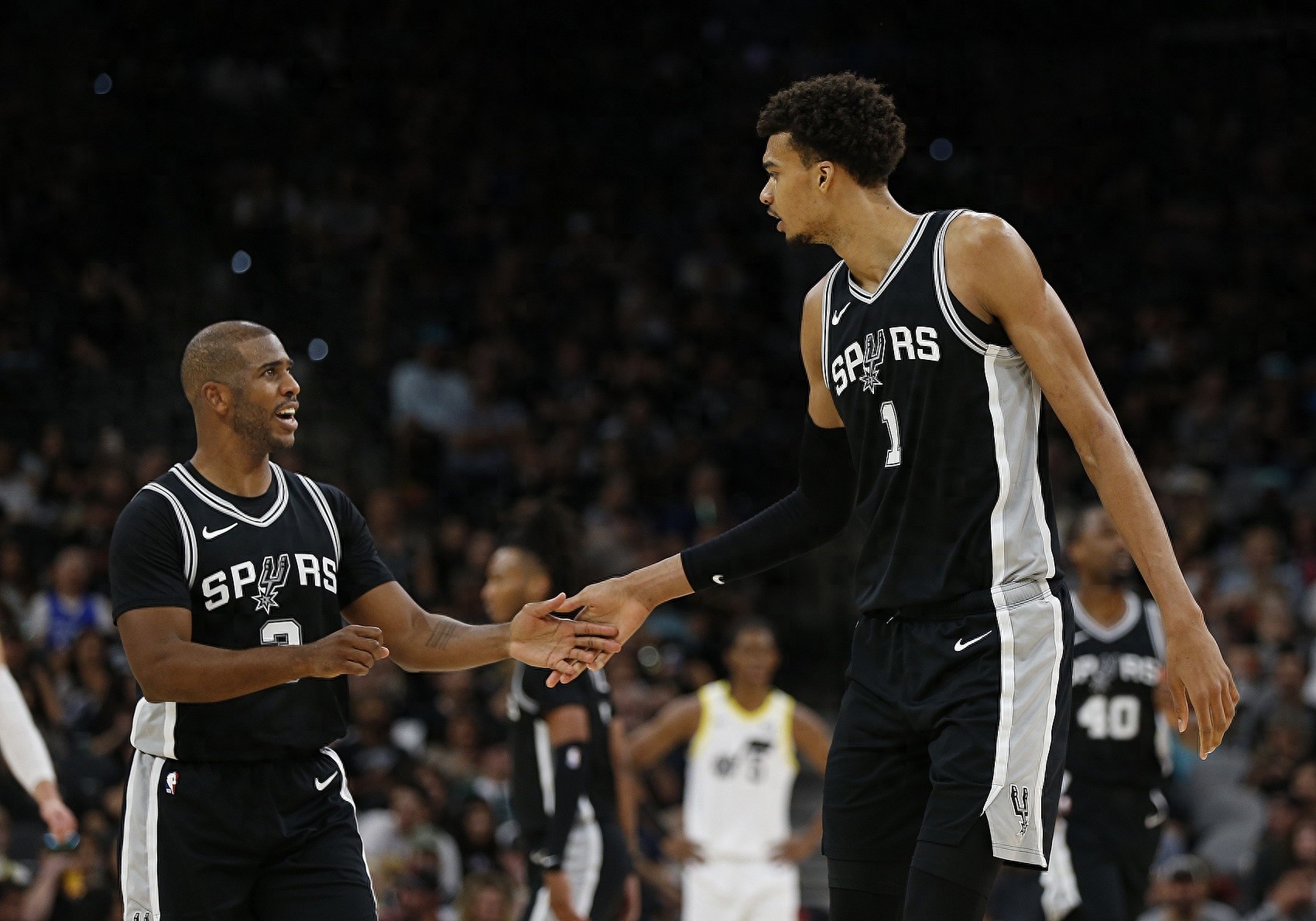 关于马刺战胜雄鹿保住主场优势，攻的信息