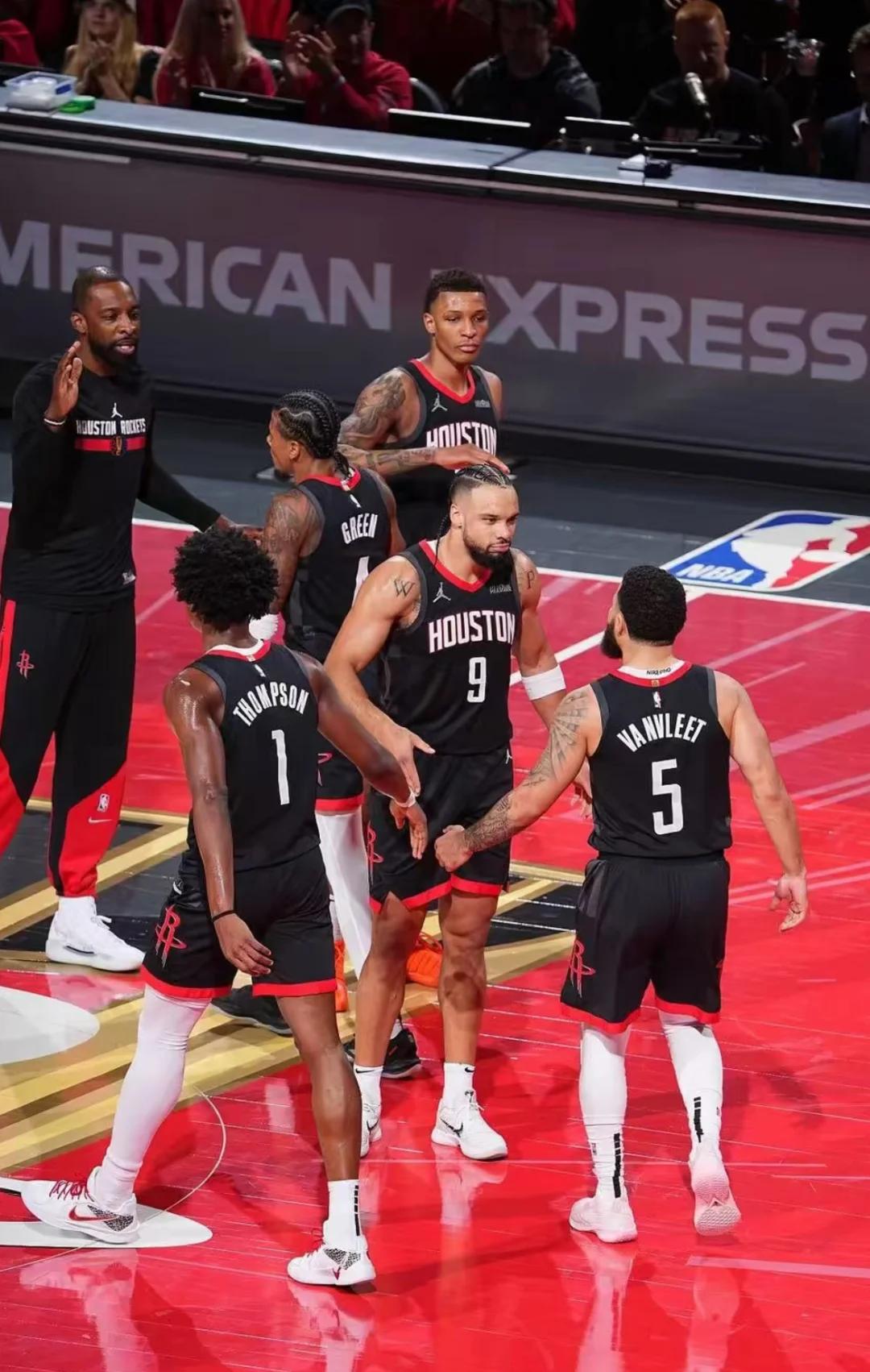 关于马刺战胜雄鹿保住主场优势，攻的信息