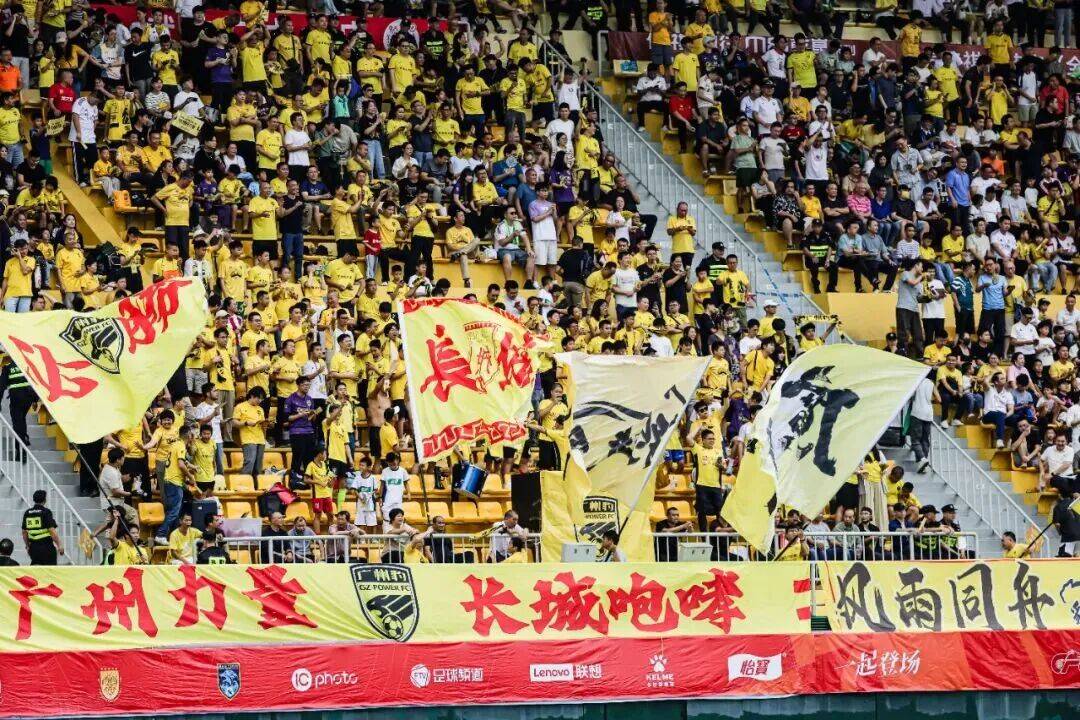 纵横赛场的球员以顽强拼劲夺得联赛胜利的简单介绍